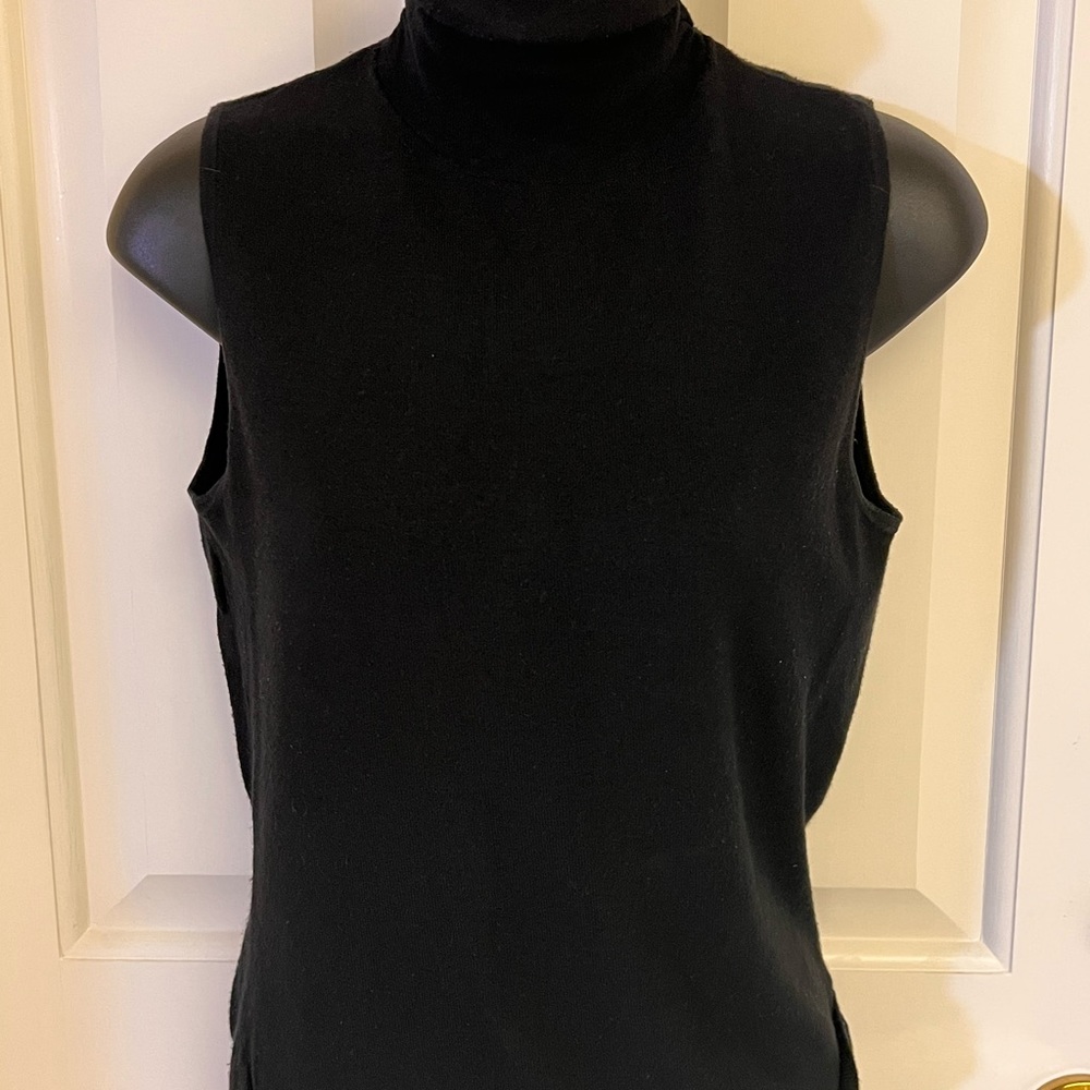 Easel black no sleeve turtleneck.
